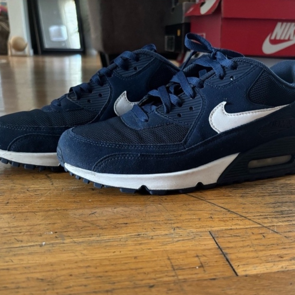 Nike Air Max 90
Men's 9.5
Nike
Size: 9.5
